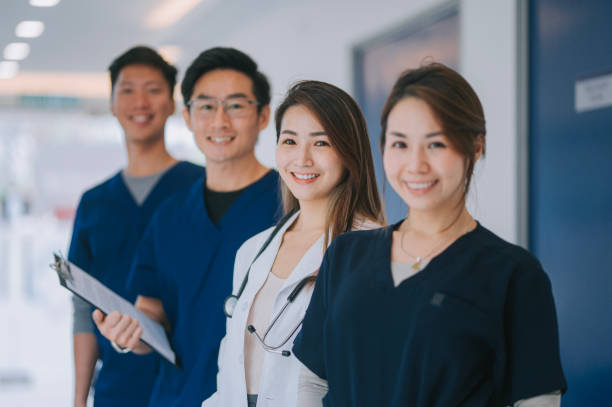 portrait asian chinese doctors nurses in a row - 醫(yī)療 個(gè)照片及圖片檔